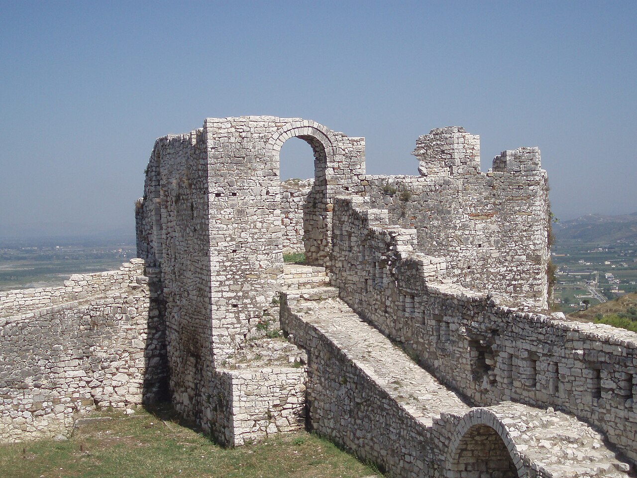 Halt 1 · Ankunft an der Burg von Berat